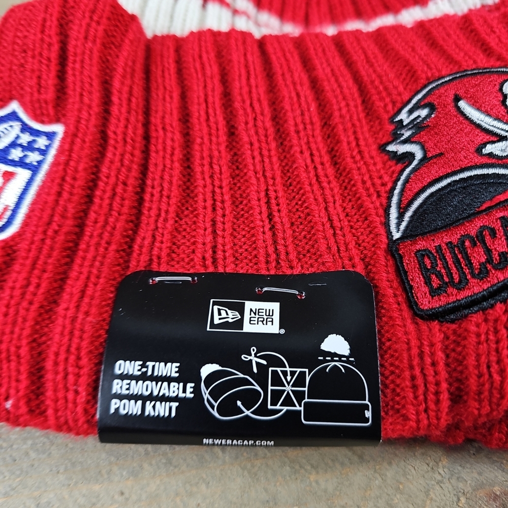 New Era Tampa Bay Buccaneers NFL Football Lined Red Cream Stocking Hat - Picture 9 of 9